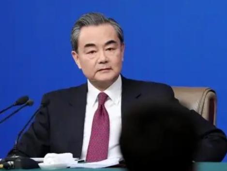 现在不管日本背后有没有美国，咱们已经不打算继续等下去了，王毅直言：我们有权对日本