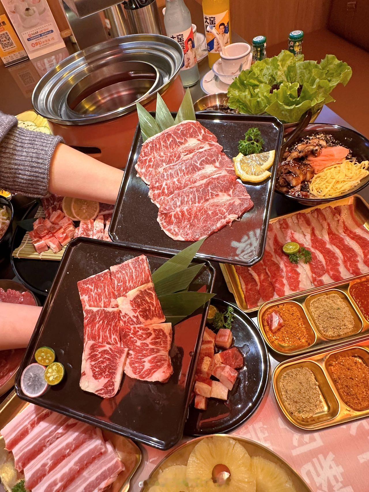 嘎嘎香的东北烤肉，可劲造！人均不到100就能吃上一整桌东北烤肉🍖让你直接把烤肉