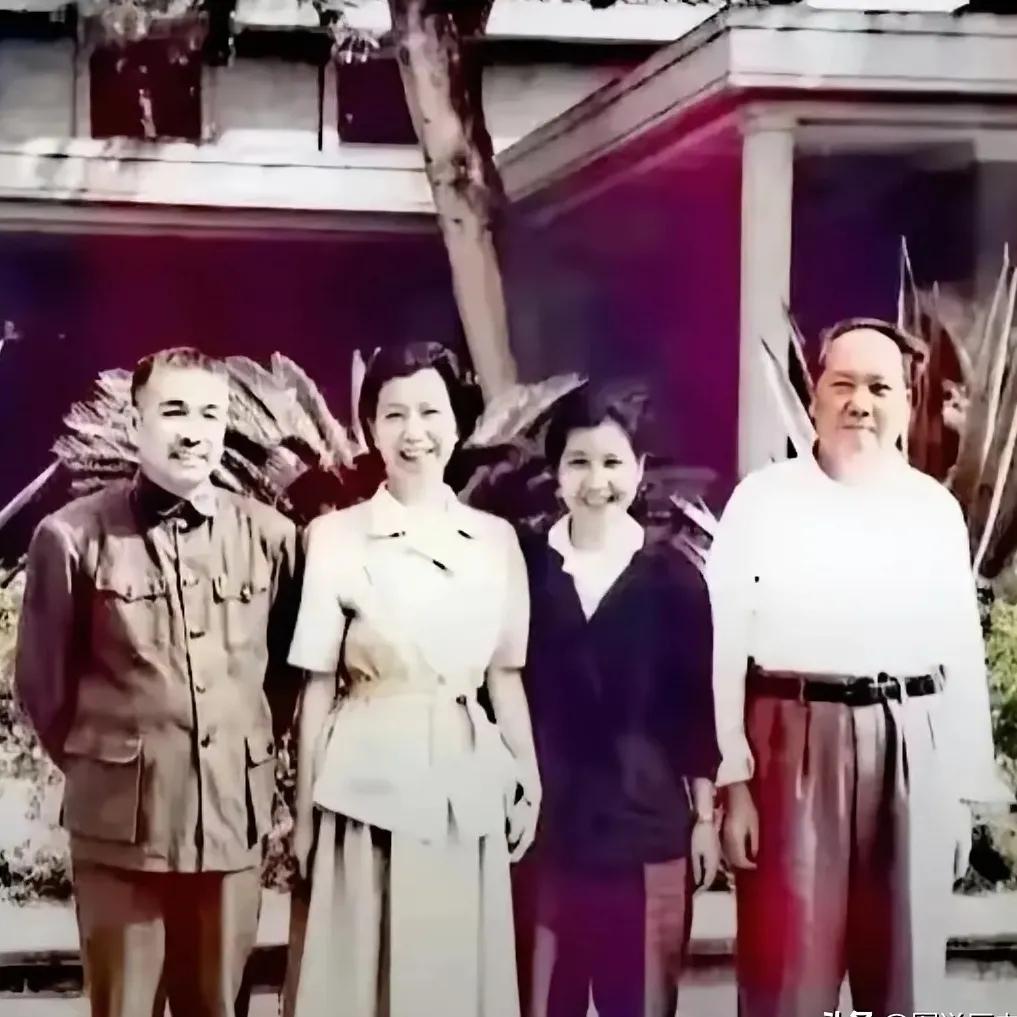 1961年春天，毛主席夫妇到广东视察，与时任省委第一书记陶铸、曾志夫妇合影。
1