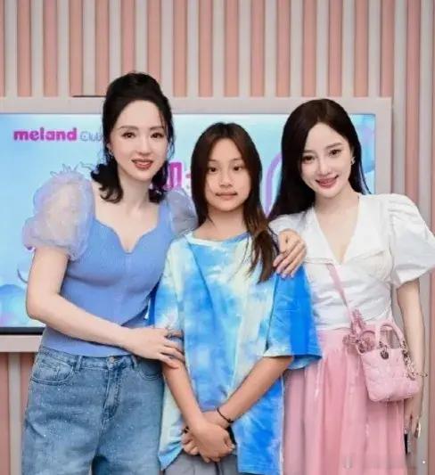 李小璐冲上热搜！6月5日，李小璐突然冲上了热搜，只因为有网友晒出了李小璐带着女儿
