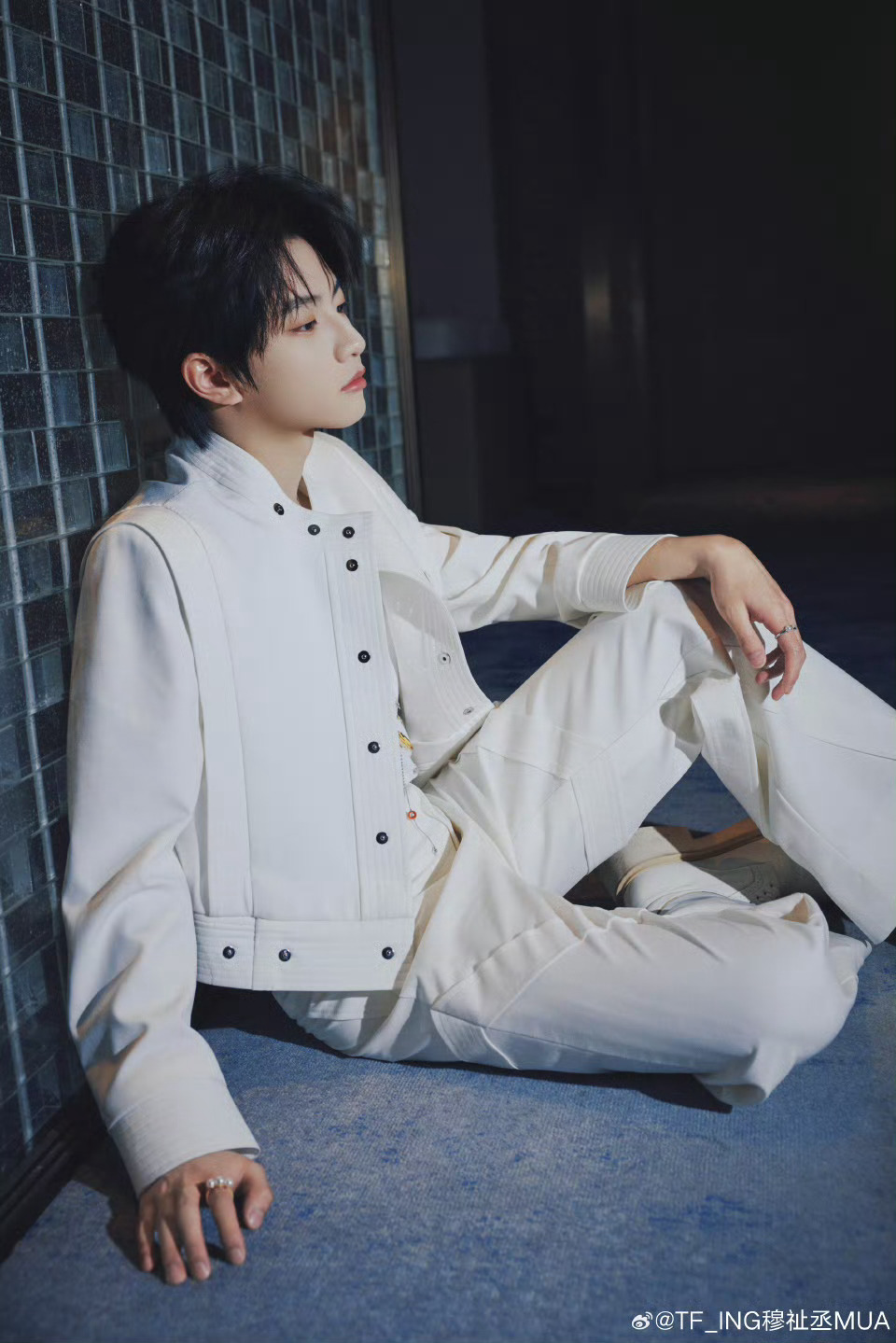 穆祉丞九宫格锁定舞台九帧画面，三种惊艳！穆祉丞与蔡国庆合作《白龙马》，新老对话太