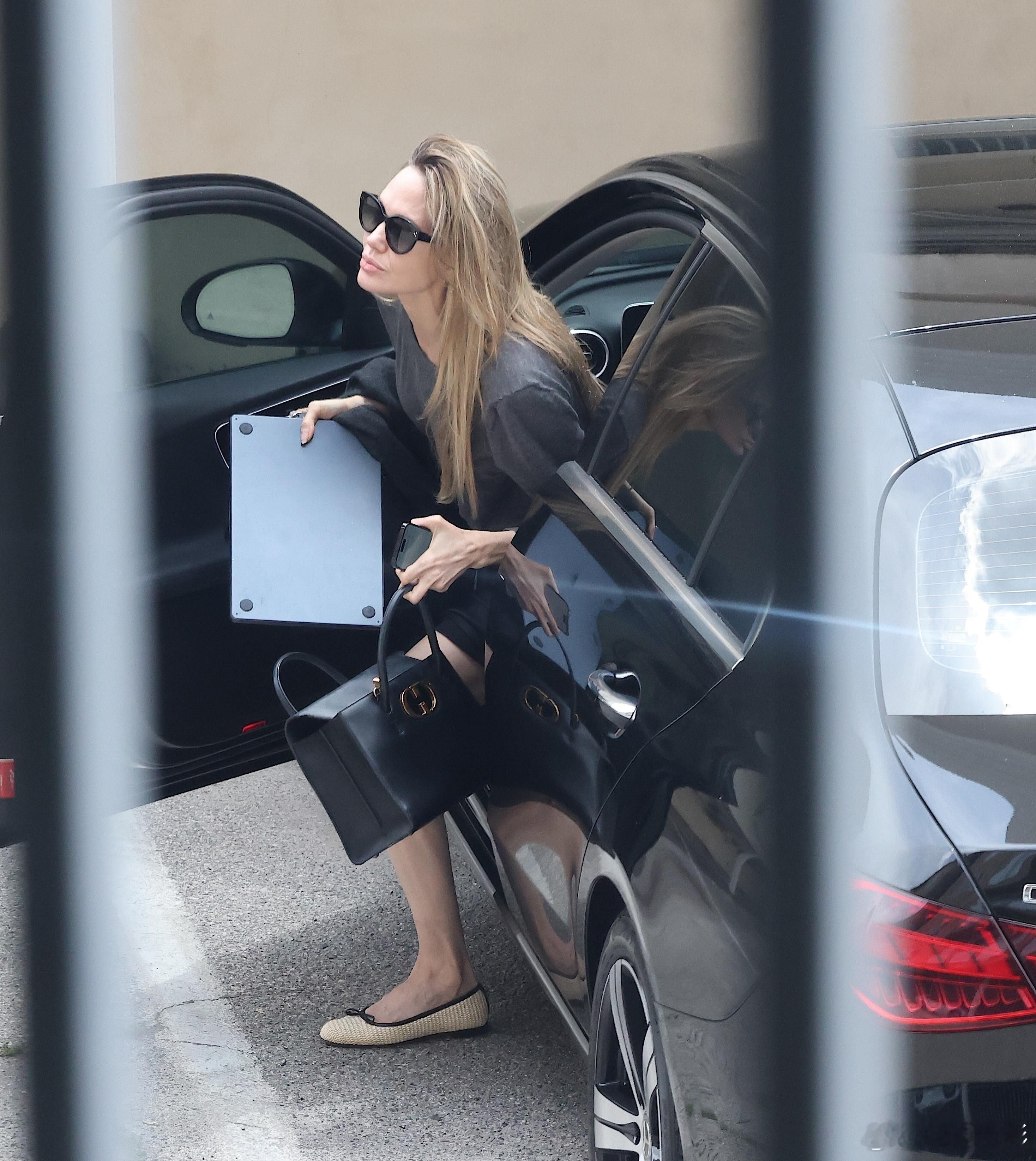 【高清】Angelina Jolie is spotted making her