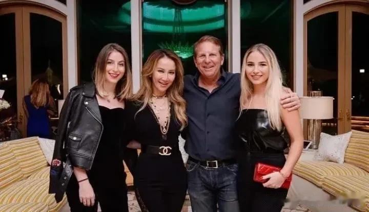 李玟的外籍富豪老公有两个女儿，老公出轨加上女儿偏心爸爸，贵为天后的李玟日子过得并