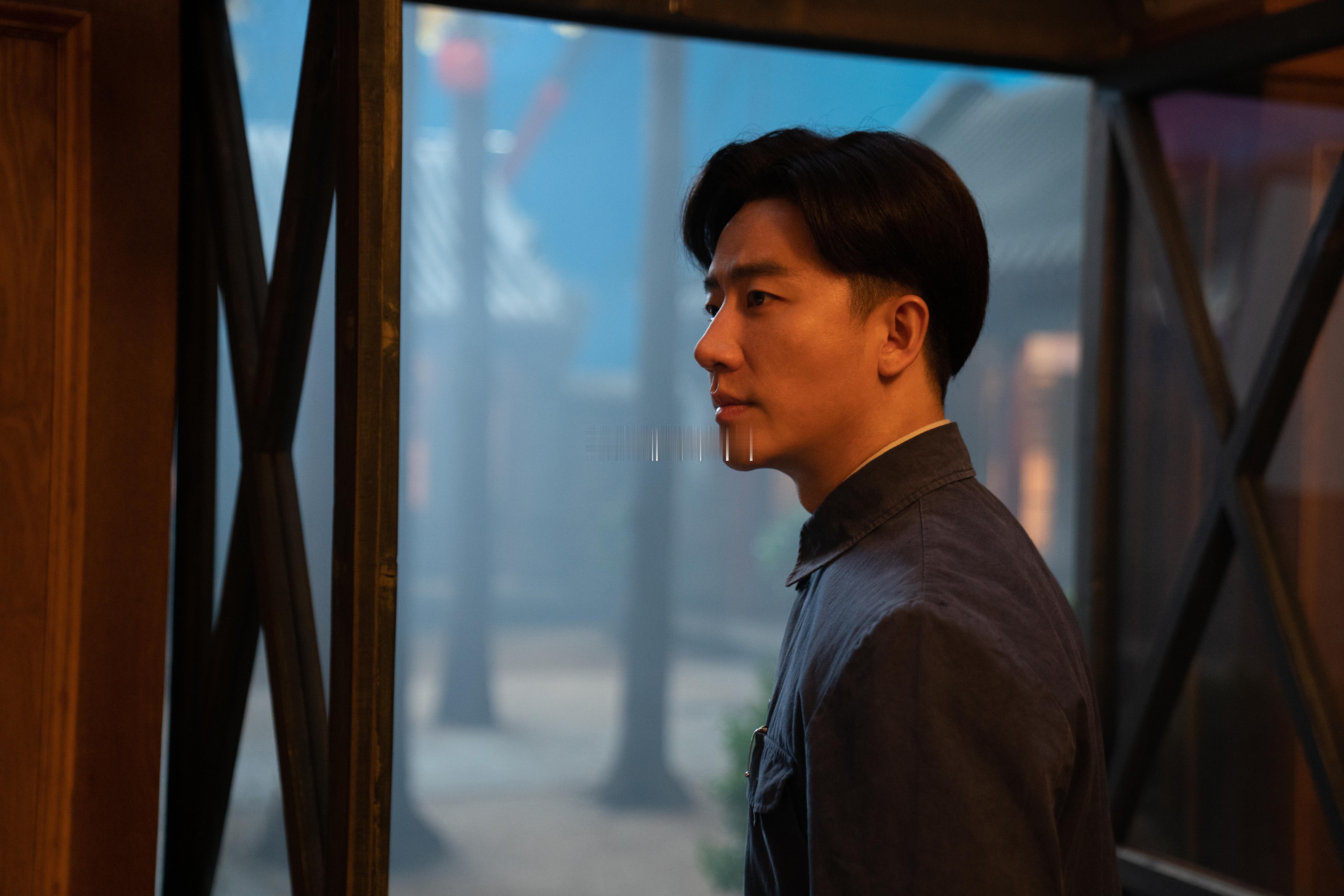 黄轩的剧不谈恋爱纯搞事业盘点黄轩过往的影视作品就能发现，他很少接恋爱为主的剧本，