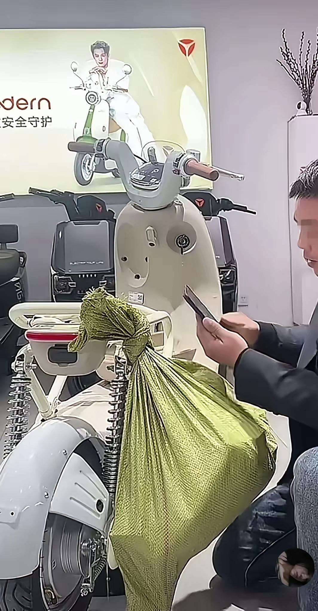 买新版电动车送麻袋？我今天算是开眼了，这操作比电动车本身还吸睛！
 
进店本来直