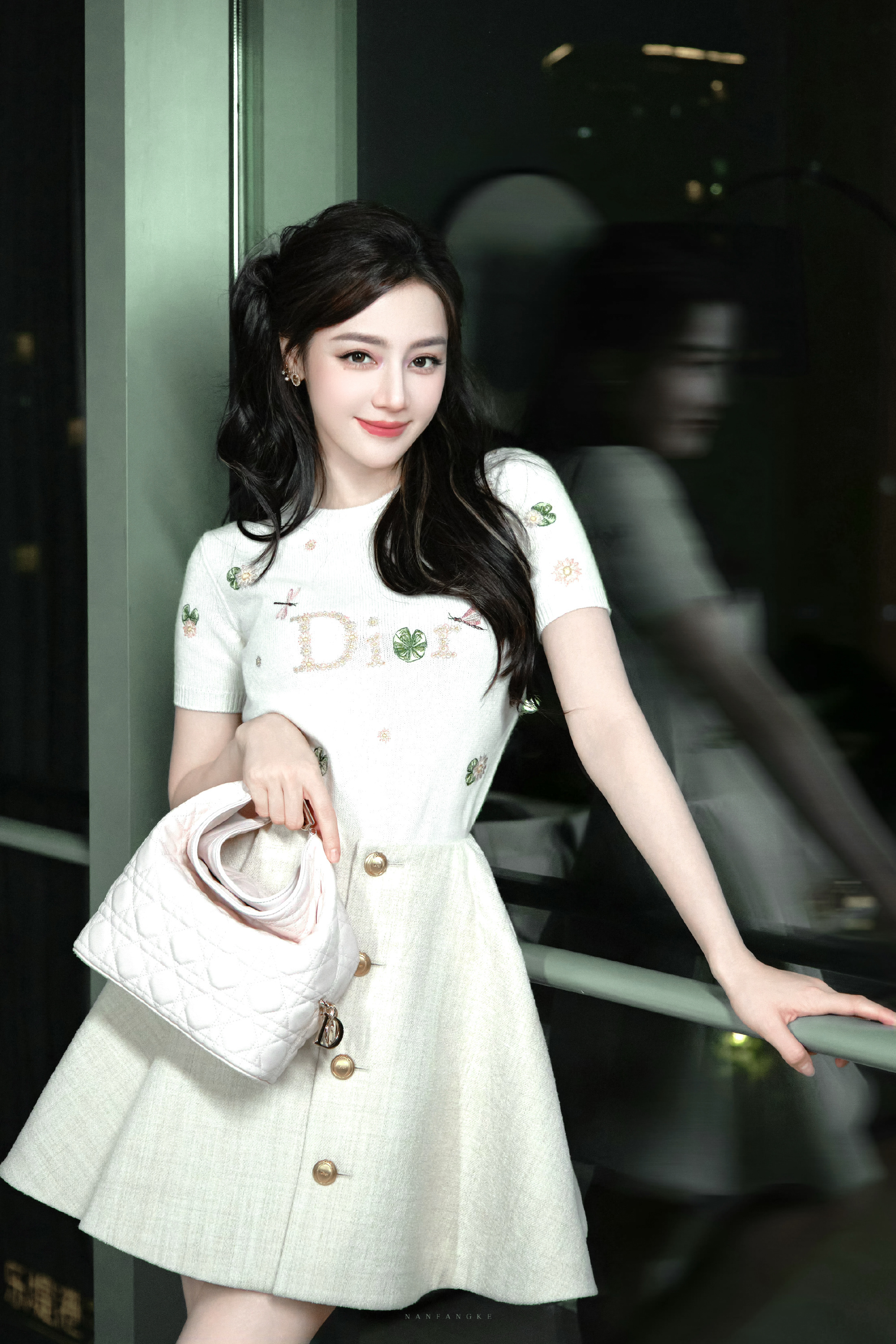 迪丽热巴的高跟鞋大了为演好女足前锋，她提前三个月封闭集训足球，每日高强度训练，增