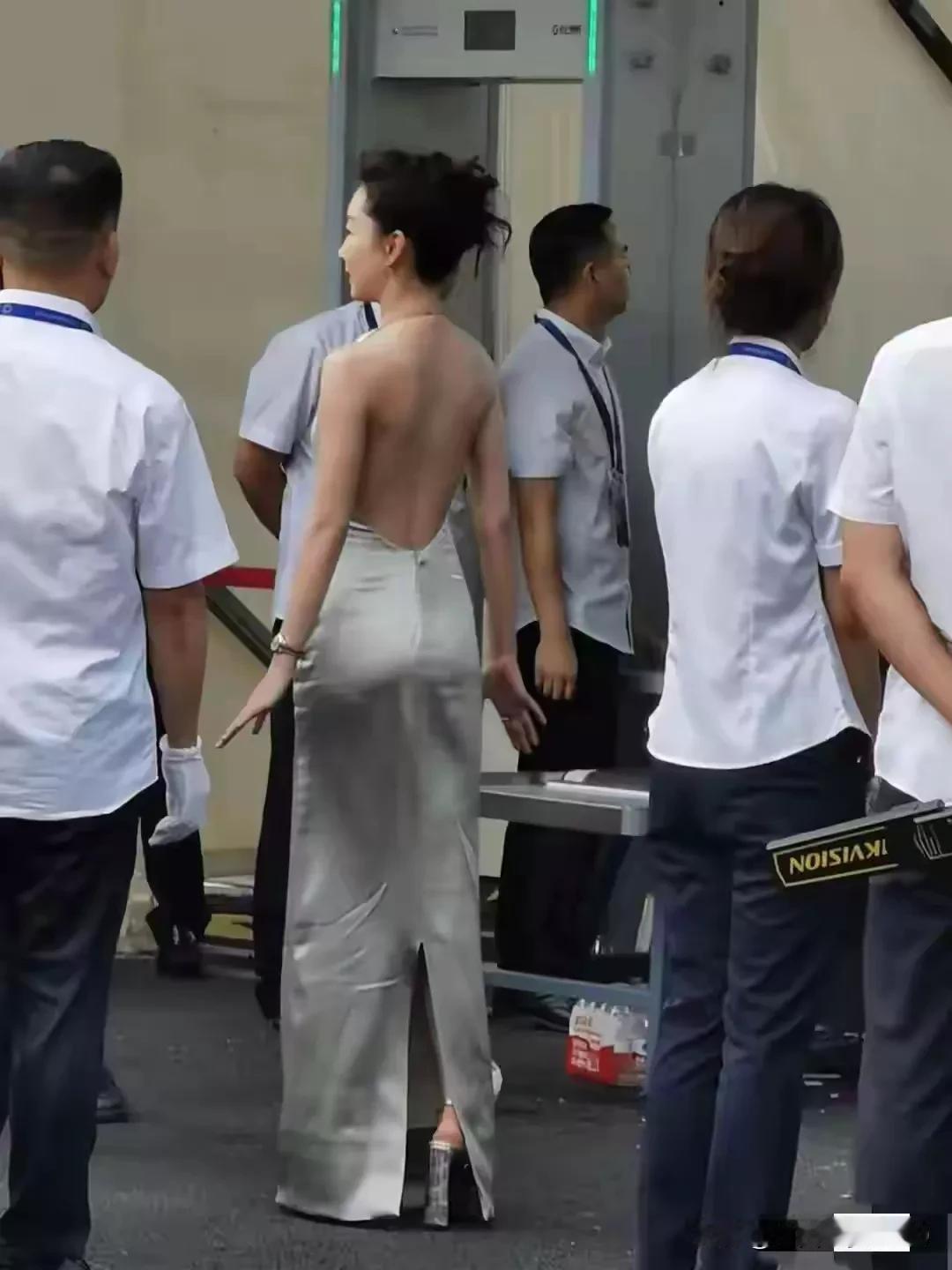 再漂亮再昂贵的裙子，穿在模特身上光彩夺目，而穿在三金影后周冬雨身上也体现不出来哪