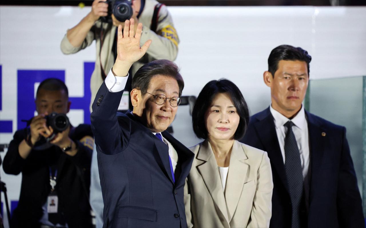 复仇第一枪！李在明任命首席秘书，尹锡悦遭强制传讯，妻子也惨了
 
2025年6月