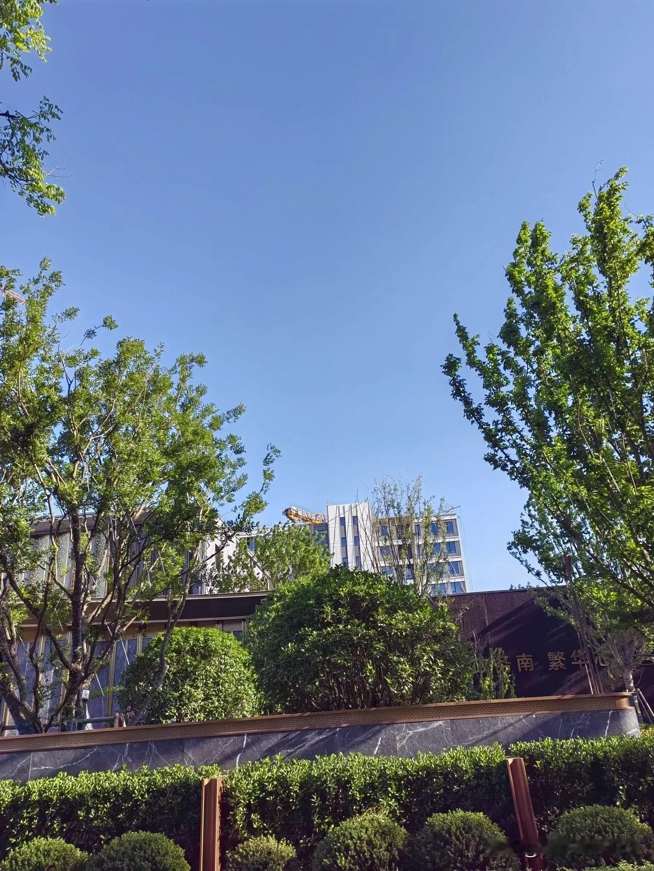 “生不逢时”的小区，慢慢的要卖成现房了。
五六年前，旁边的小区开盘，都是要高额的