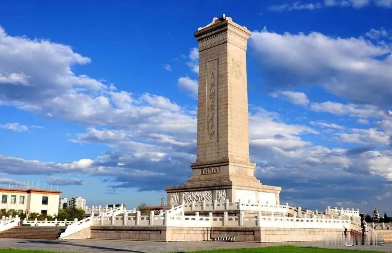 1949年，毛主席给出指示：人民英雄纪念碑，不允许提及中国共产党，也没有解放军，