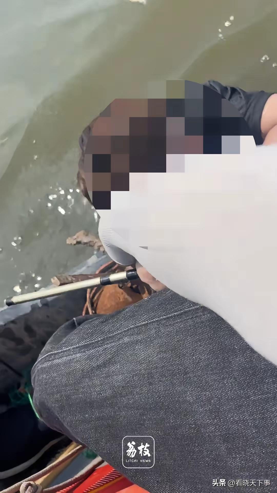 离谱！天津，男子钓鱼时救上来一名落水女孩，没想到，女孩的父亲赶到后，不但没有感谢