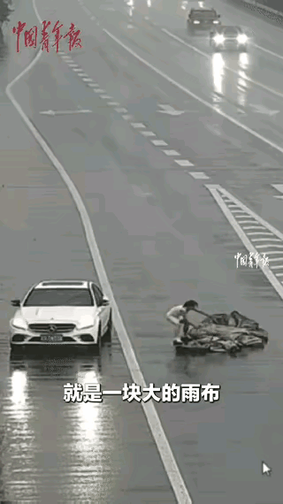 “这个奔驰姐火了！”江苏南京，一女子开着奔驰在高速上行驶，突然前方两辆车急刹，她