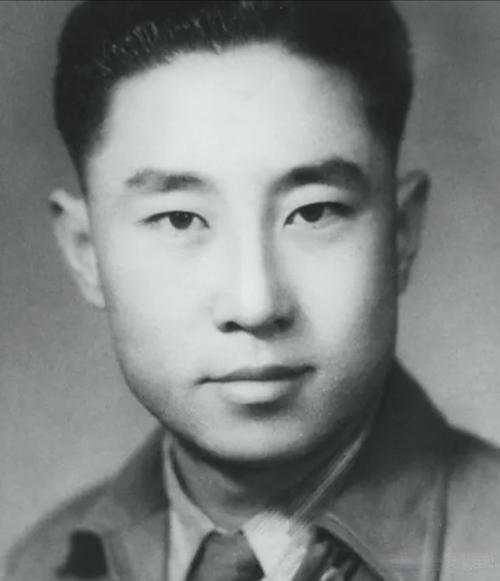 1938 年，特务去小学抓地下党杨文海，谁知刚到校门口，恰巧就碰上了杨文海，特务