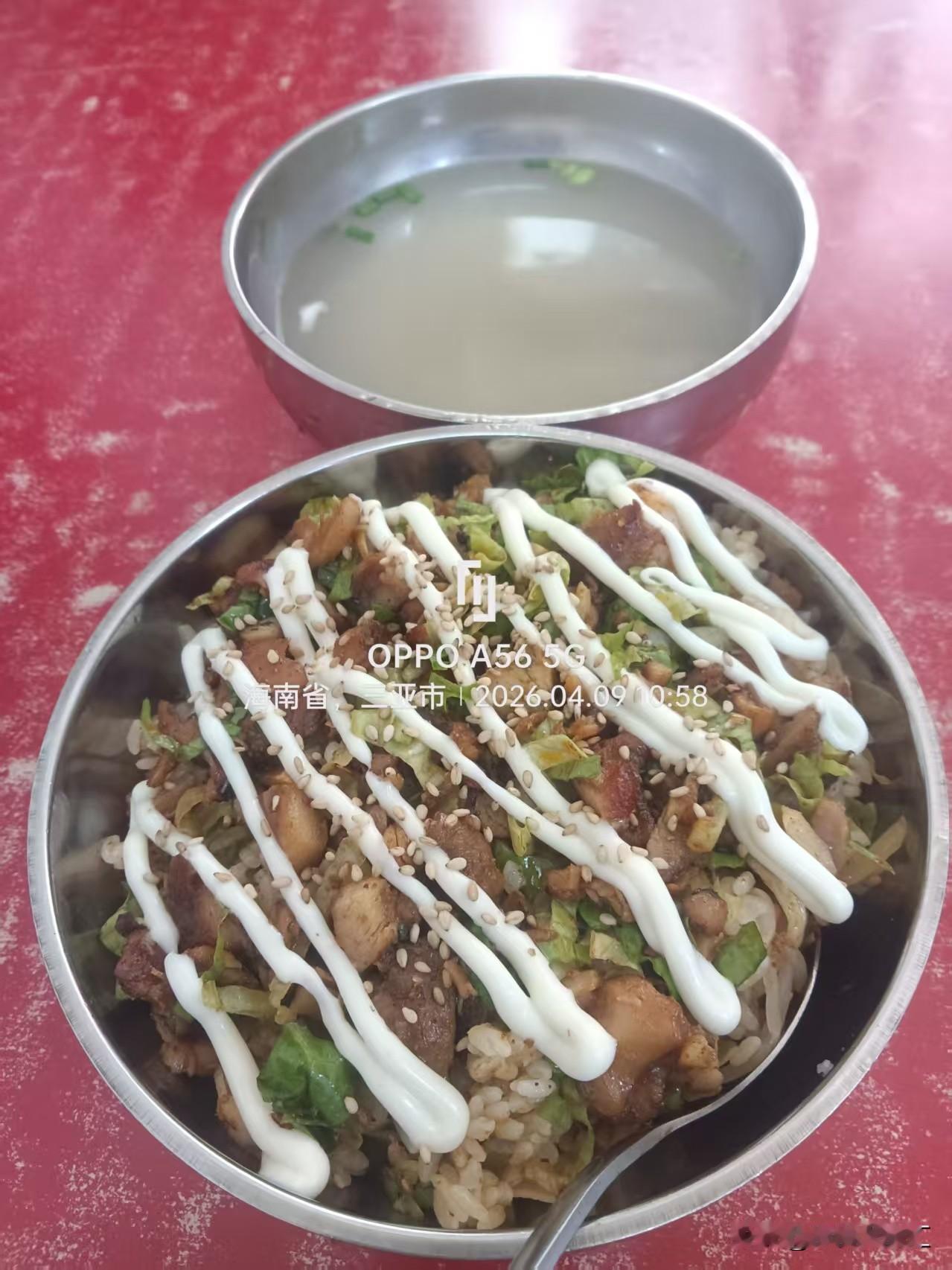 昨天又去商品街九巷吃烤肉拌饭，那味道至今还在我舌尖上打转。这条街可是 80、90