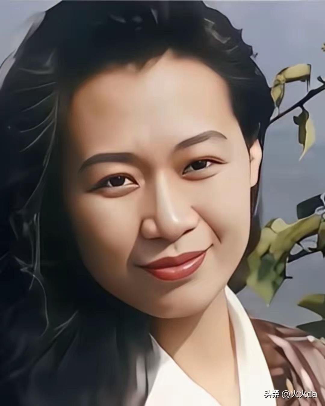 原本只是吃瓜，深挖陈丽华的人生履历，才懂什么叫真正的商界大女主。
 
别人买房论