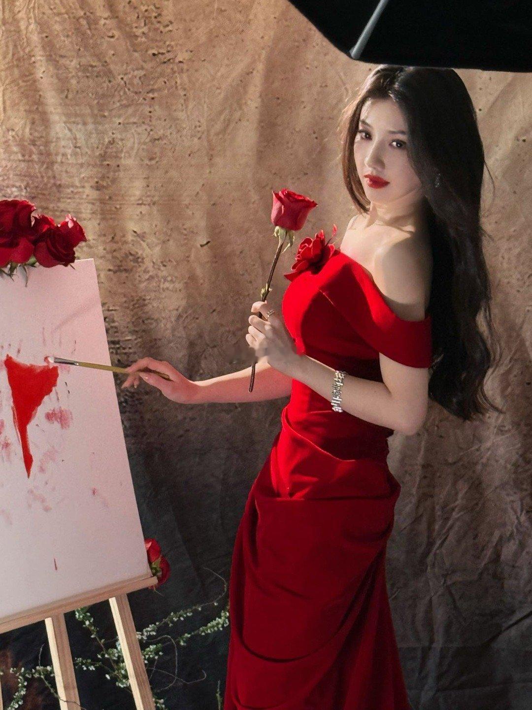 你是王鹤润那她是谁 红裙造型选得好，能看出她状态的提升。希望她的努力能更多地体现