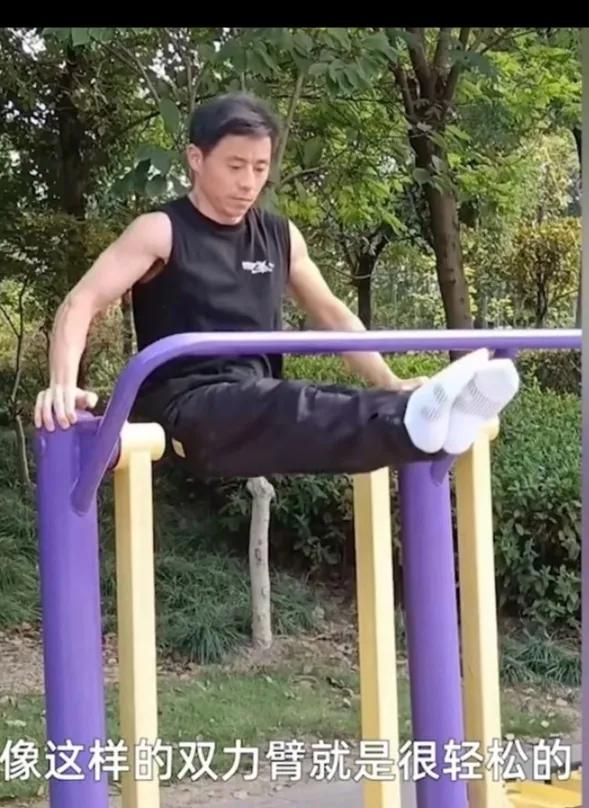 公交车上碰见这个50岁的周大哥，他得给我让座。

原来真的有大叔可以不变成大爷，