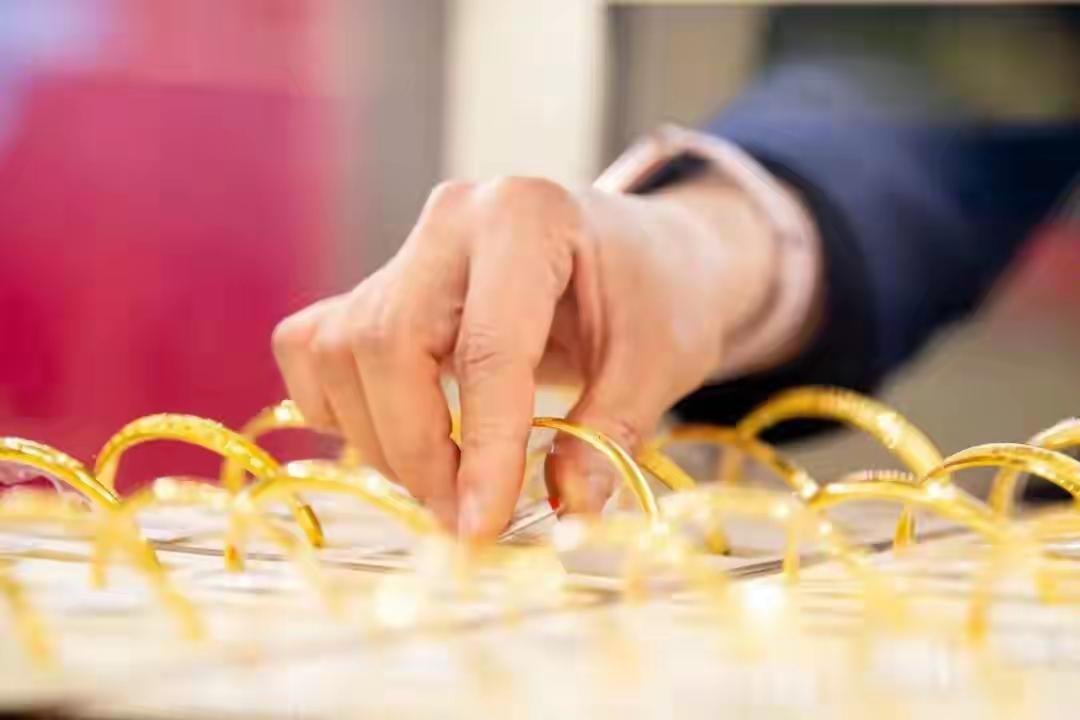 2026年1月26日，现货黄金价格历史性突破每盎司5000美元大关，国内金饰价也