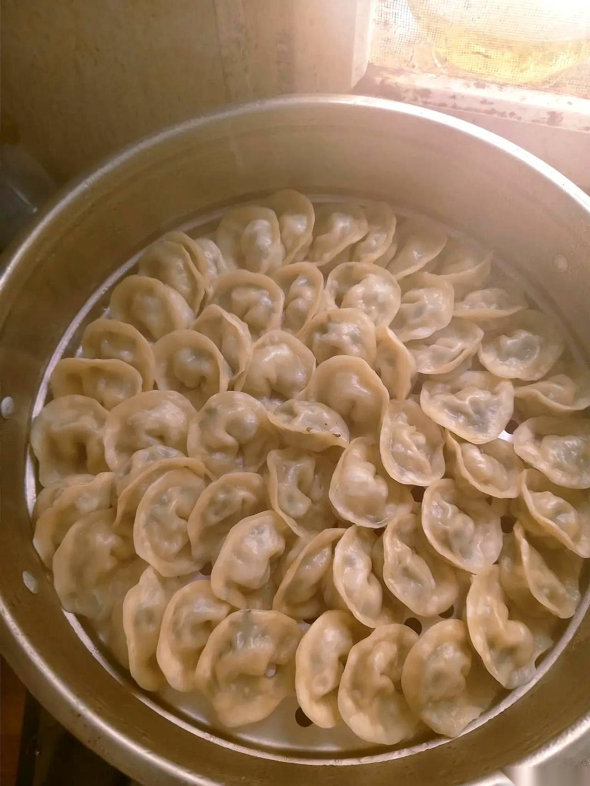 今天算是长见识了。
就因为我点了份“酸汤”水饺，不是干的，老板娘理直气壮要多收我