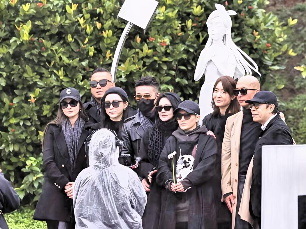 大S生前好友和她的雕像合影留念！
​就连韩国的崔始源也去了，他应该和大S没什么交