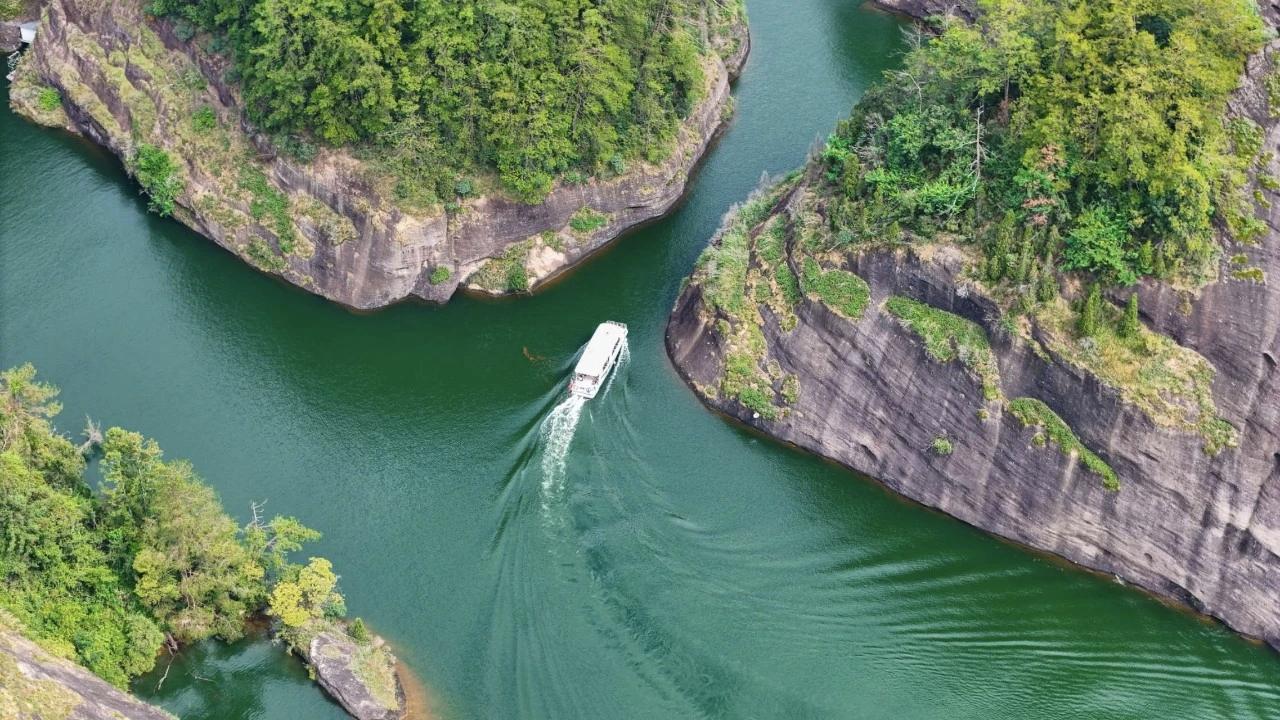 【人生中最可贵的两个词，自律和坚持，自律的人改变自己，坚持的人不断改变人生】
 