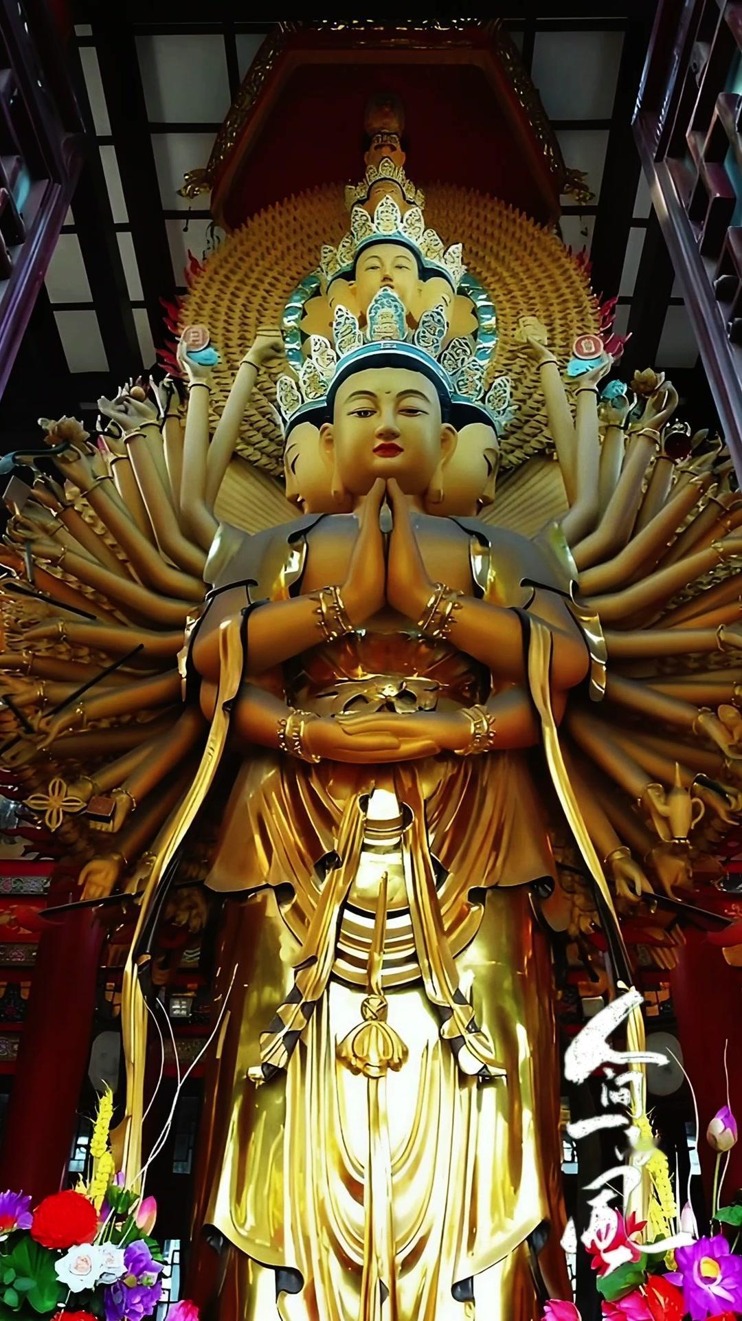 走进惠山寺大悲阁，檀香混着旧木香气扑面而来，抬头瞬间就被震撼到了。

1️⃣大殿