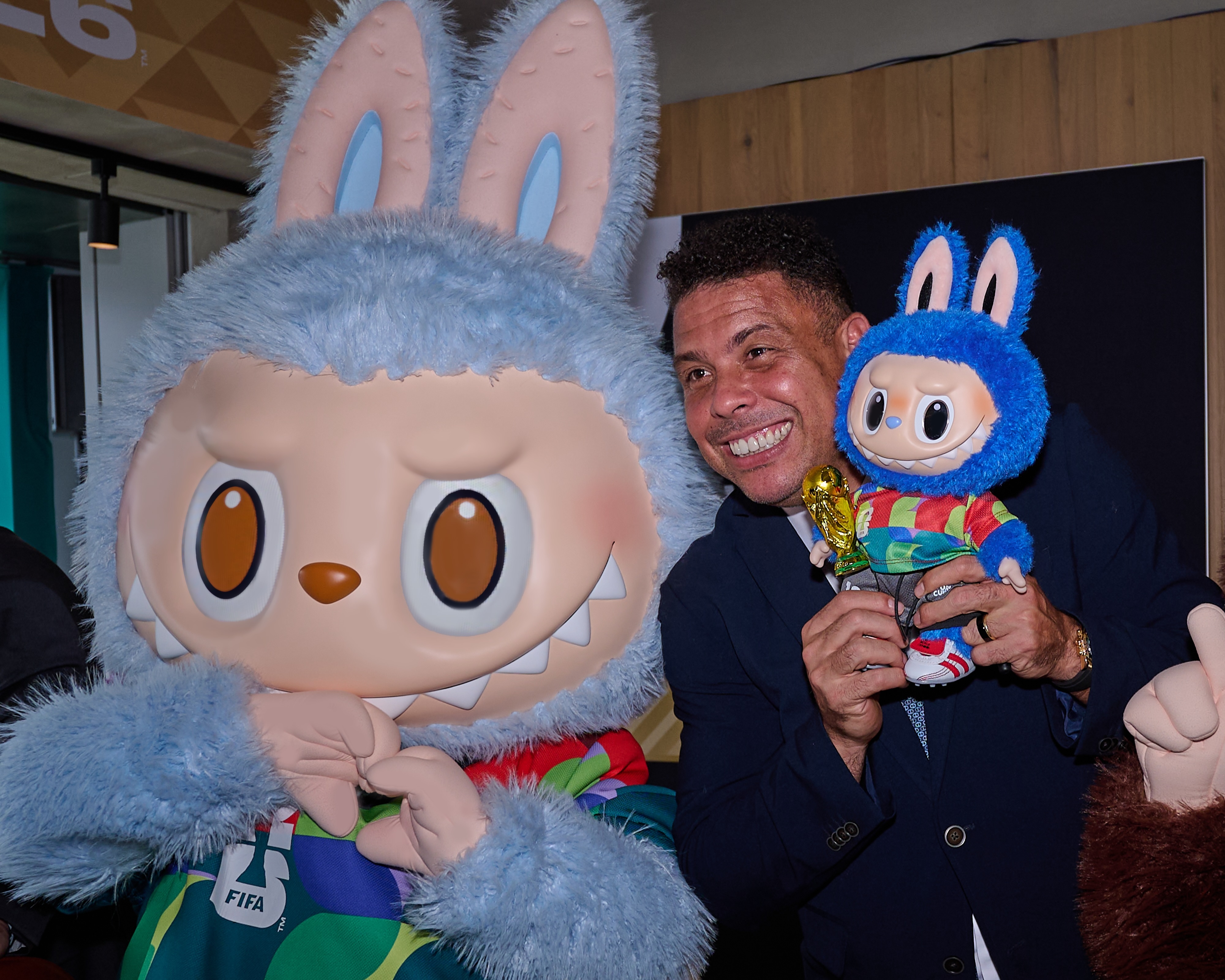 【📸】 2026美加墨世界杯 “外星人”罗纳尔多🇧🇷合影Labubu🇨?