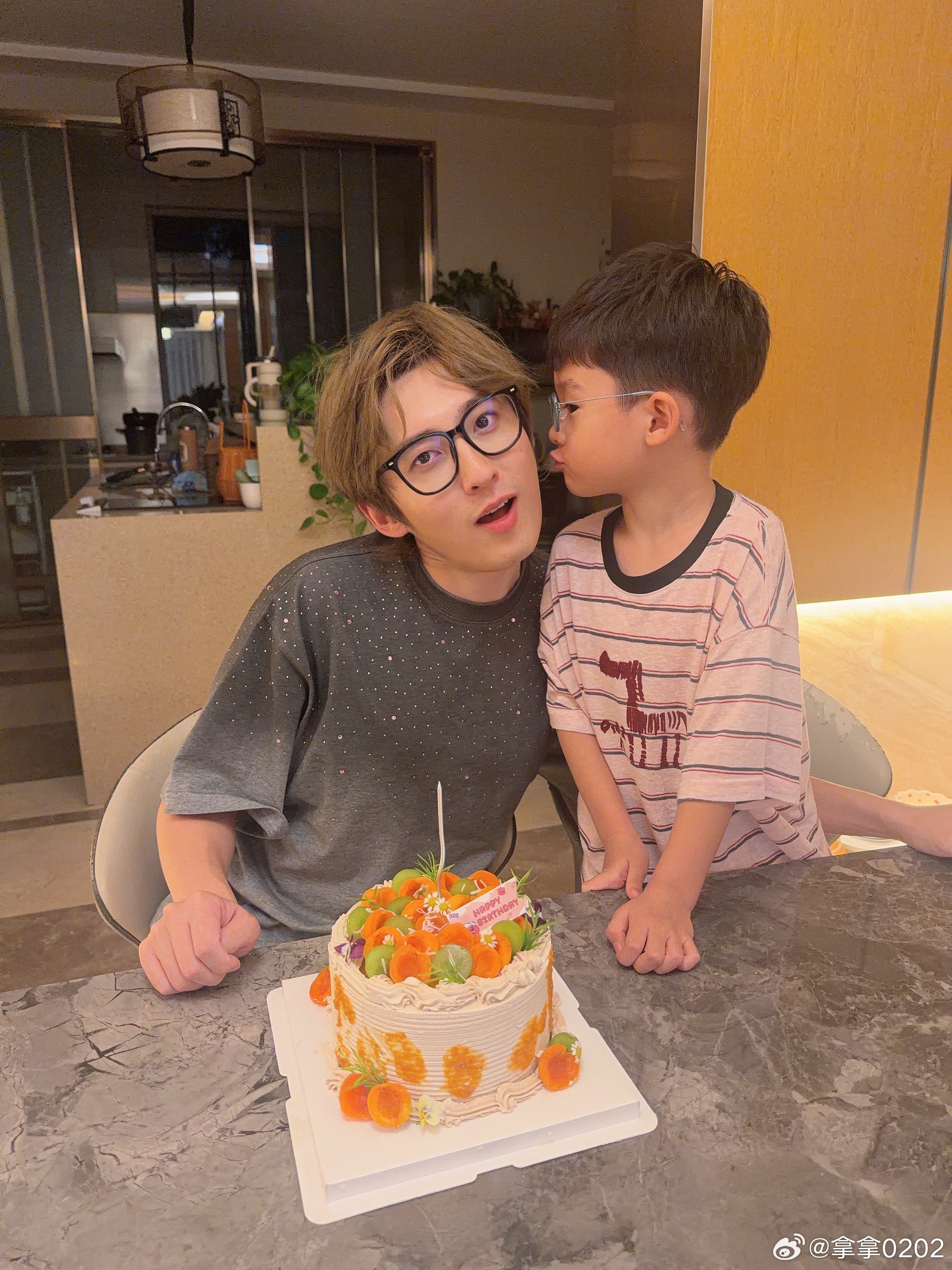 这次我找的蛋糕是无蛋无奶“蛋糕”🎂（瑞是鸡蛋牛奶都不能吃） 我真是太厉害了！！