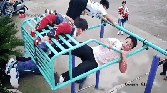 孩子对家长、老师教育的安全教育当耳旁风，这帮熊孩子出事是早晚的事。