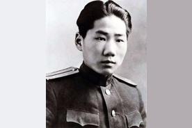 1955年，中央派人前往朝鲜将毛岸英坟墓迁回国，可当大家刚开始挖，突然跑过来一名