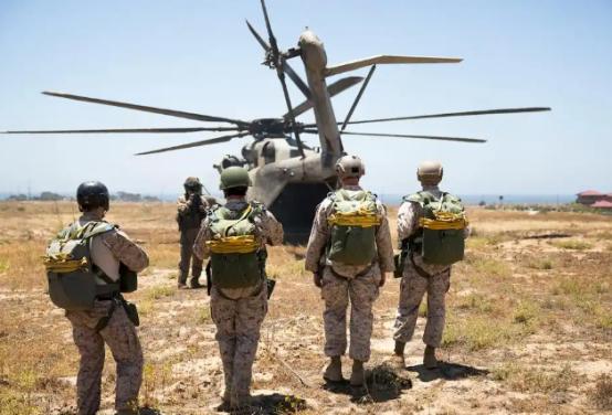 美国近期在中东的军事动作愈发激进，特朗普政府被曝向该地区紧急调派地面部队，数千名