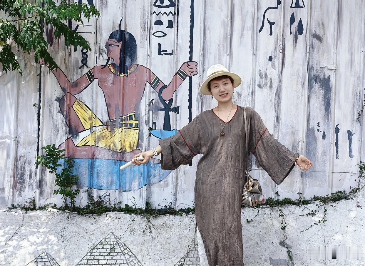 善良宽容的女人，心怀理解，尊重他人。比如杨绛先生，对身边的人总是包容温和，从不计