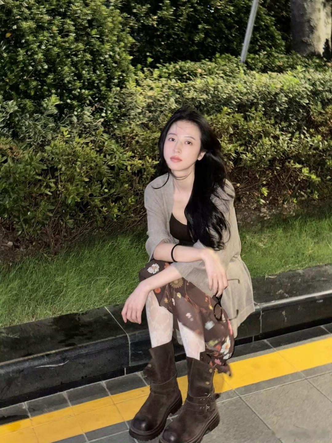 周雨彤棕色印花裙周雨彤街边闲坐随拍 周雨彤街边闲坐随拍来啦！棕色印花裙造型温柔随