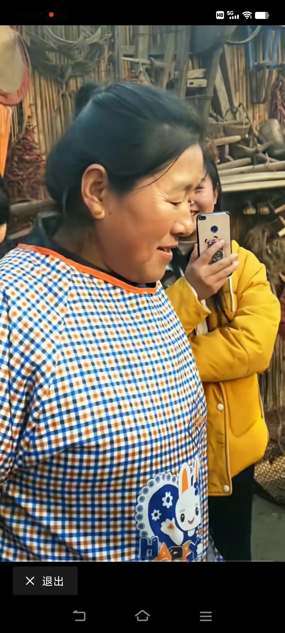 一位远道而来到单县朱楼村找大衣哥说是“拜师学艺”的女士，正巧碰到了大衣嫂，哈哈，