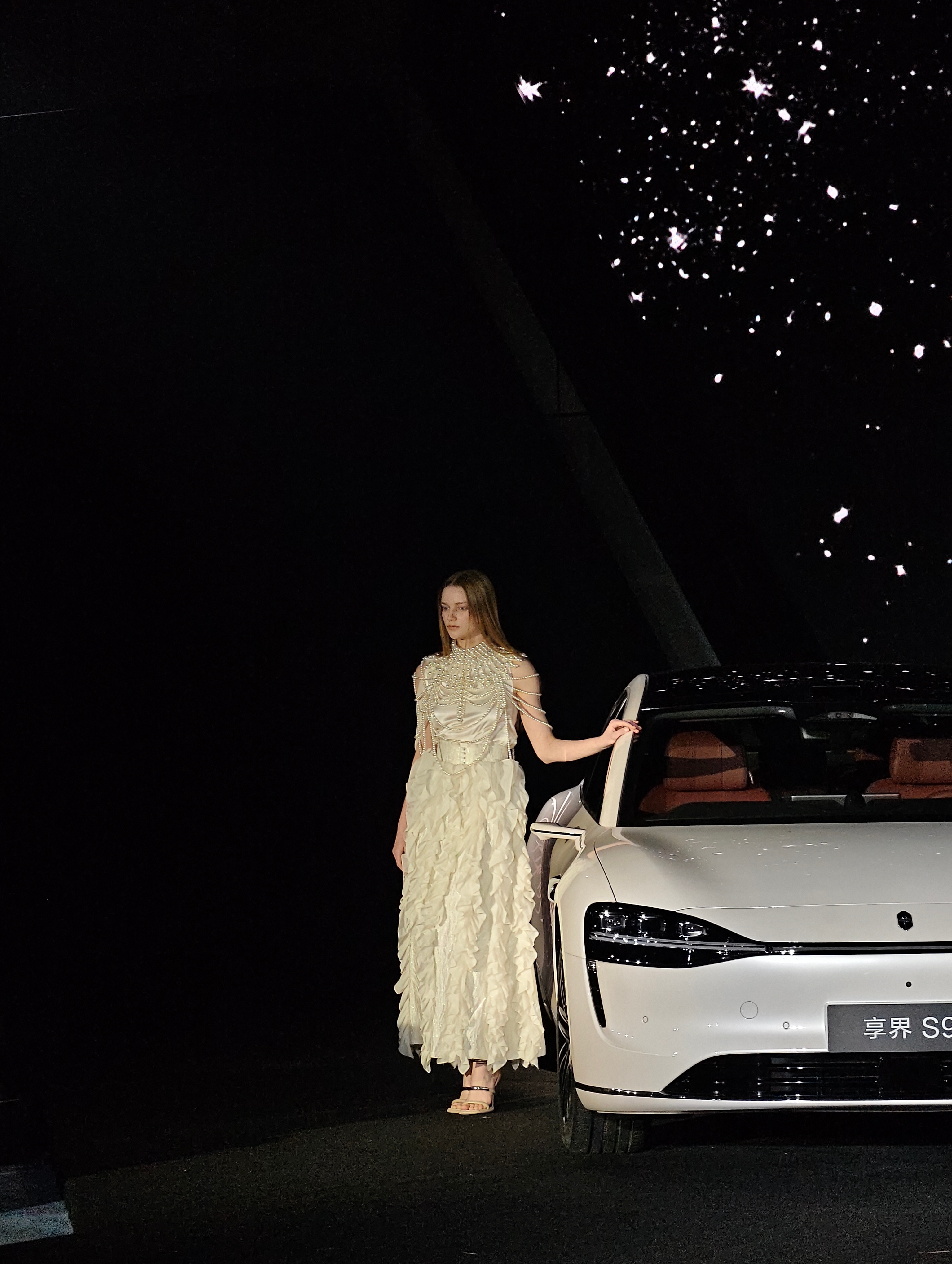 换第二套ootd了 享界粉白新车色亮相北京时装周
