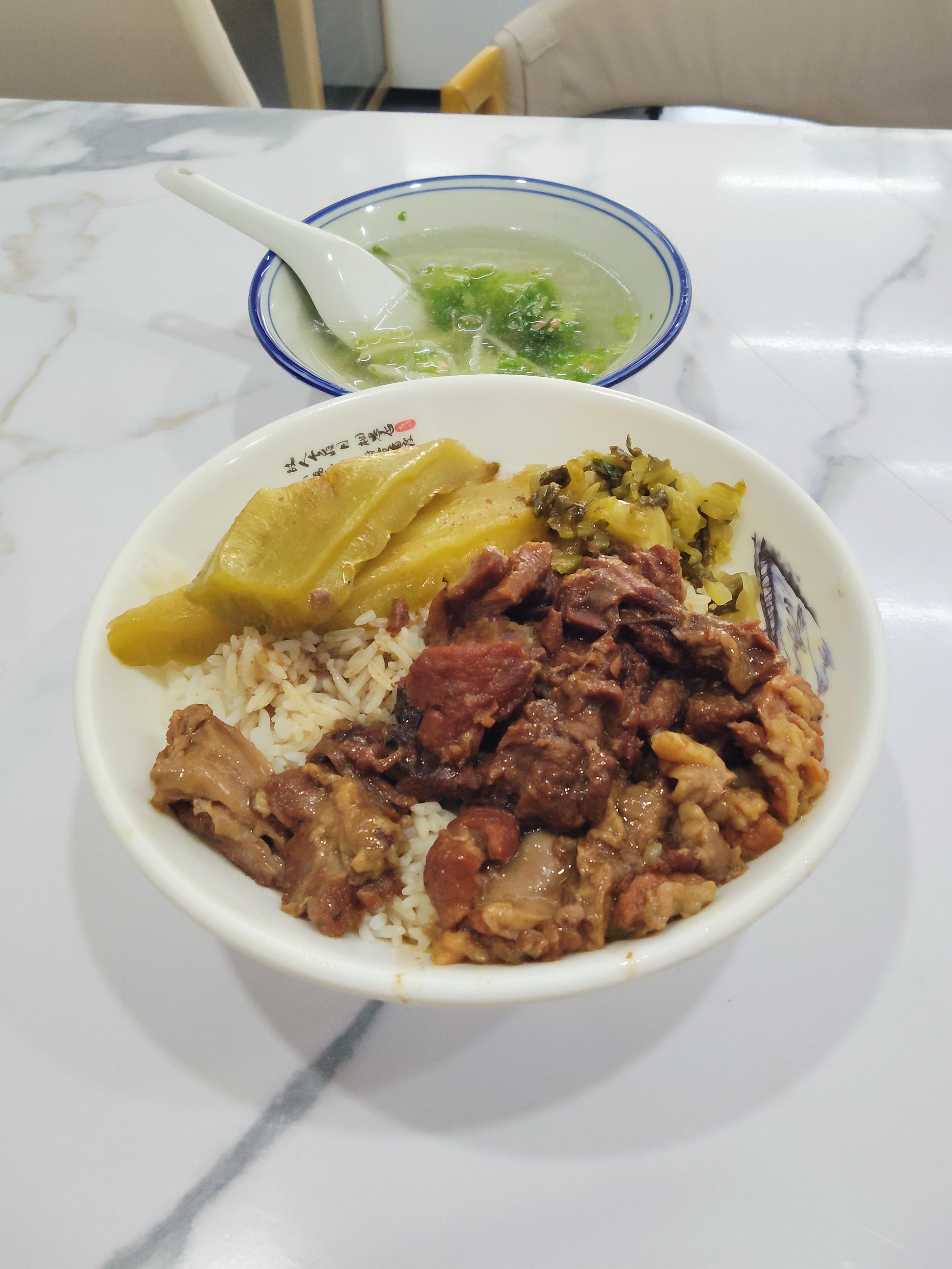 衡山路金涛庄的这家牛腩饭，印象里已经换过好几个名字了，但一直是牛系列的，一开始印