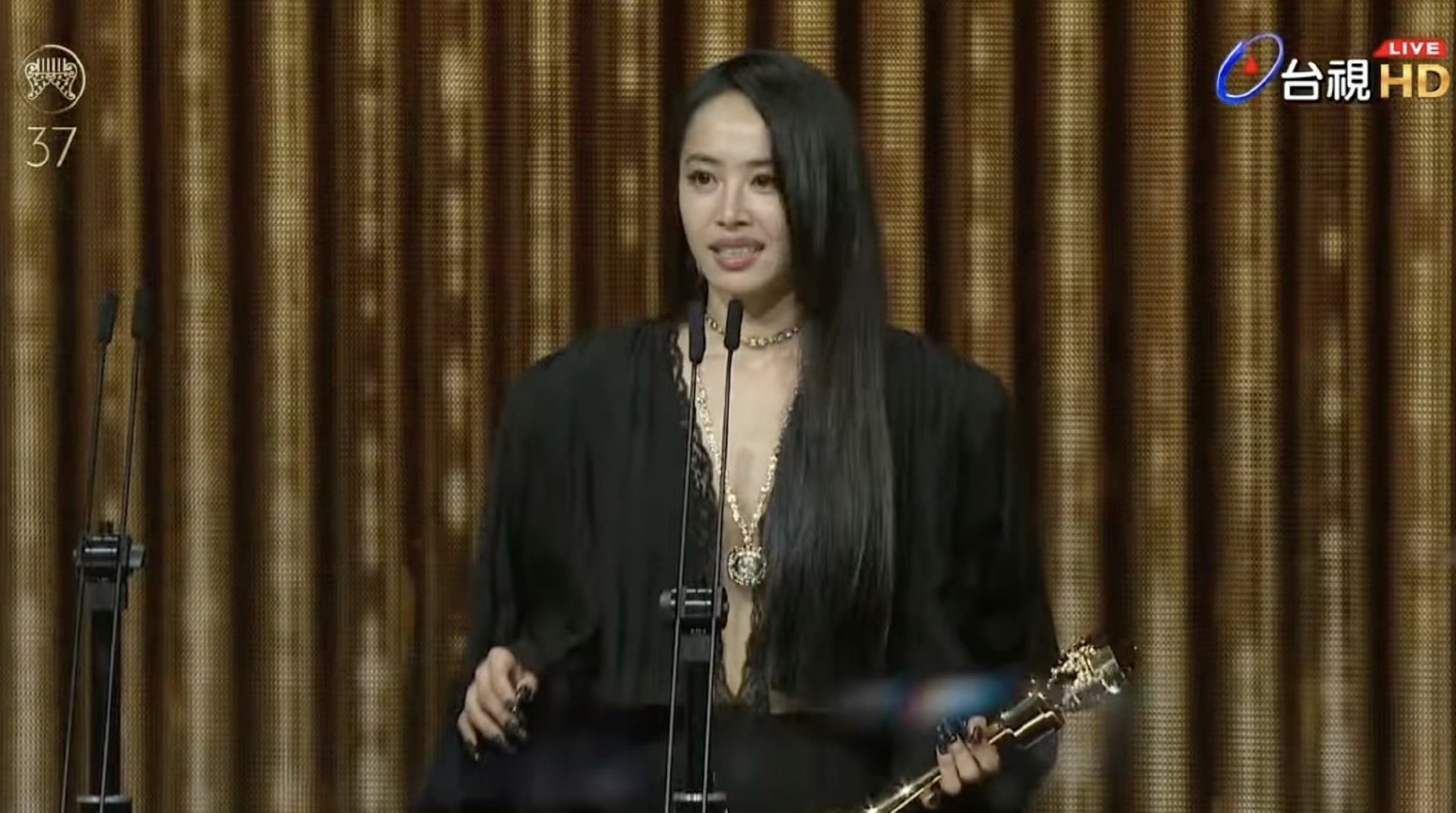 37届金曲奖 最佳华语女歌手：蔡依林「Pleasure」其他入围：洪佩瑜「开」陈