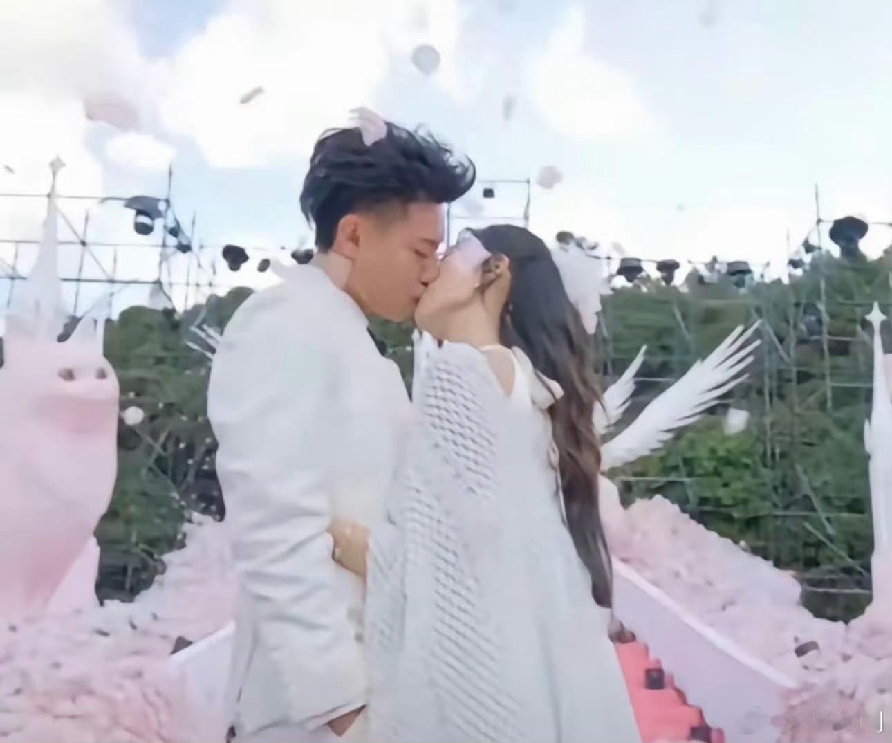 黄子韬为什么接吻的时候还要插兜呀？觉得自己很霸总吗？ ​​​