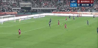 重庆铜梁龙vs武汉三镇 比赛第15分钟，武汉三镇丢球了，方镜淇扑球脱手……武汉三