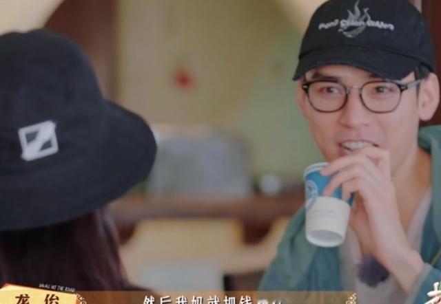 他把工作室赚的钱，15%直接锁进银行信托，不是给妈，是给“家”。
妈妈还能管钱，