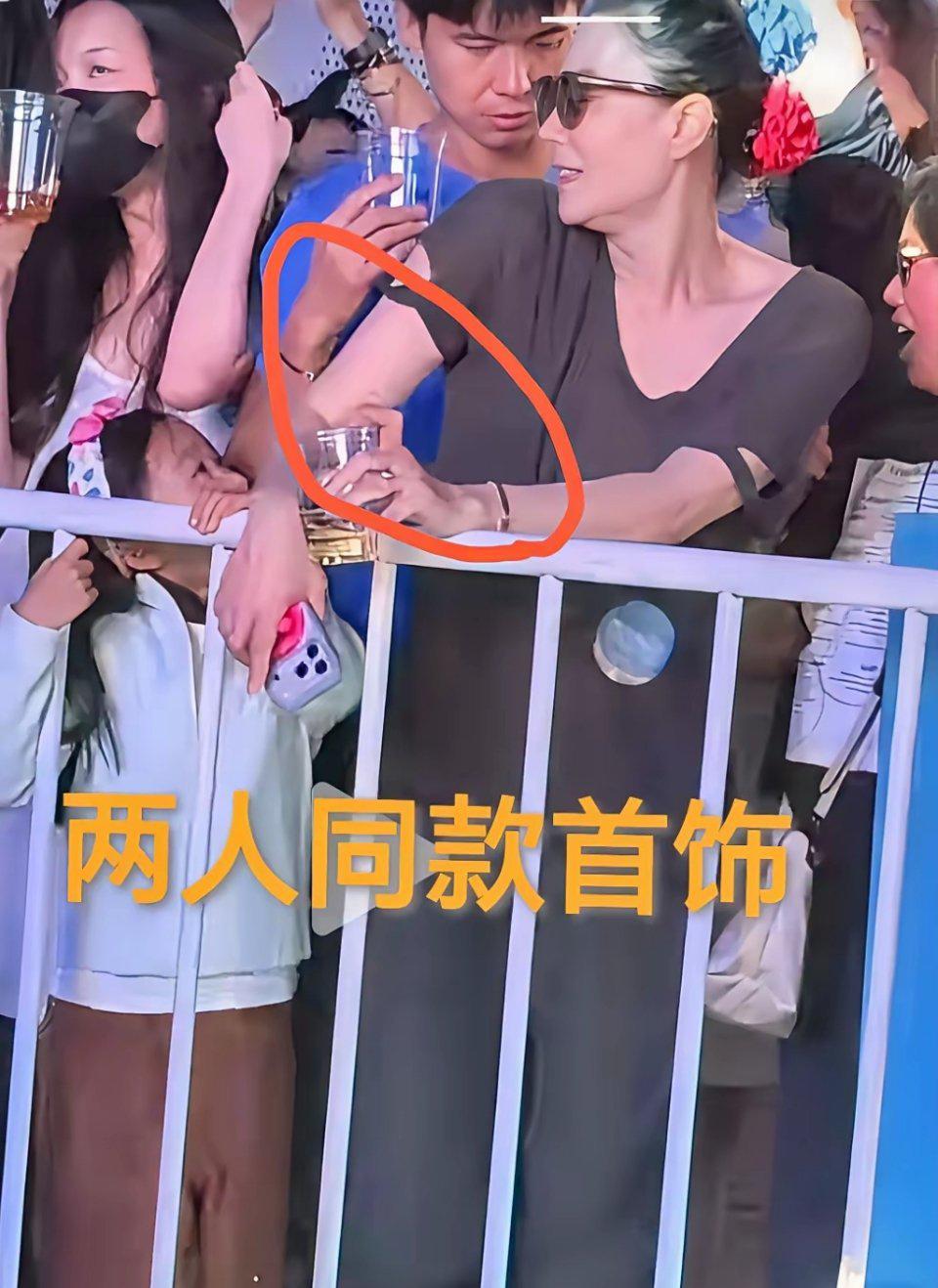 可就是这惊鸿一瞥，眼尖的网友直接炸了——她手腕上那根细细的银链，身旁同行男子的腕