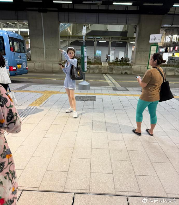 方媛带女儿逛街被偶遇 香港街头新鲜路透！路人偶遇方媛带着女儿逛街出行，全员休闲私