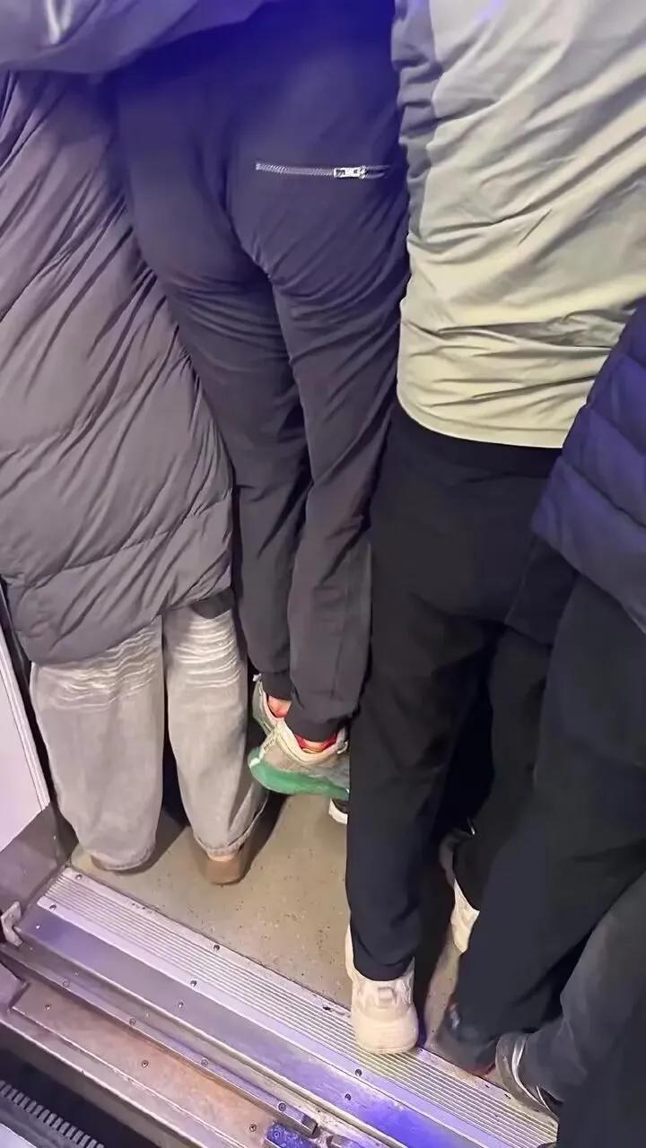 平时上下班都是公交很少坐地铁，不知道地铁有多挤。看这位也算挤上去了，但有点担心裤