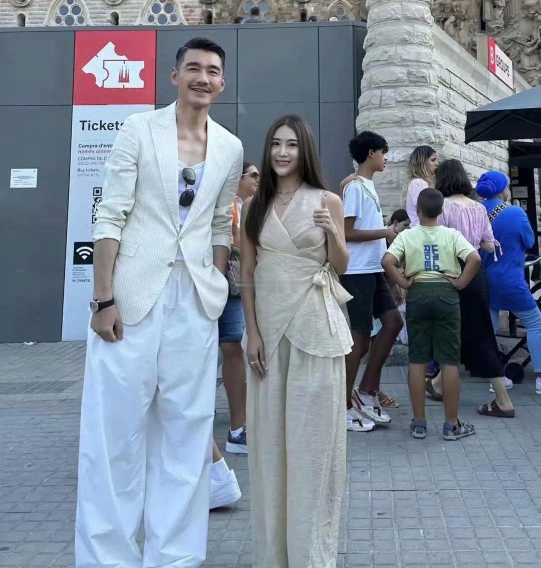 胡军老师个子真高！比1米8女模特还高一头 