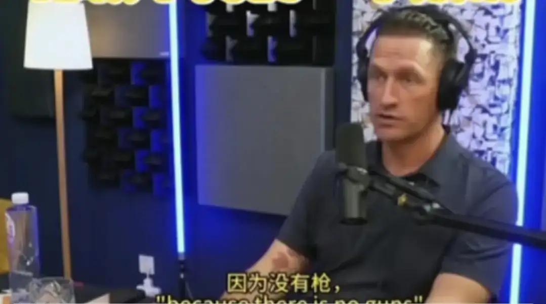 一个在中国较长时间生活的美国短视频博主，他深有体会地说，“因为（中国）没有枪，我