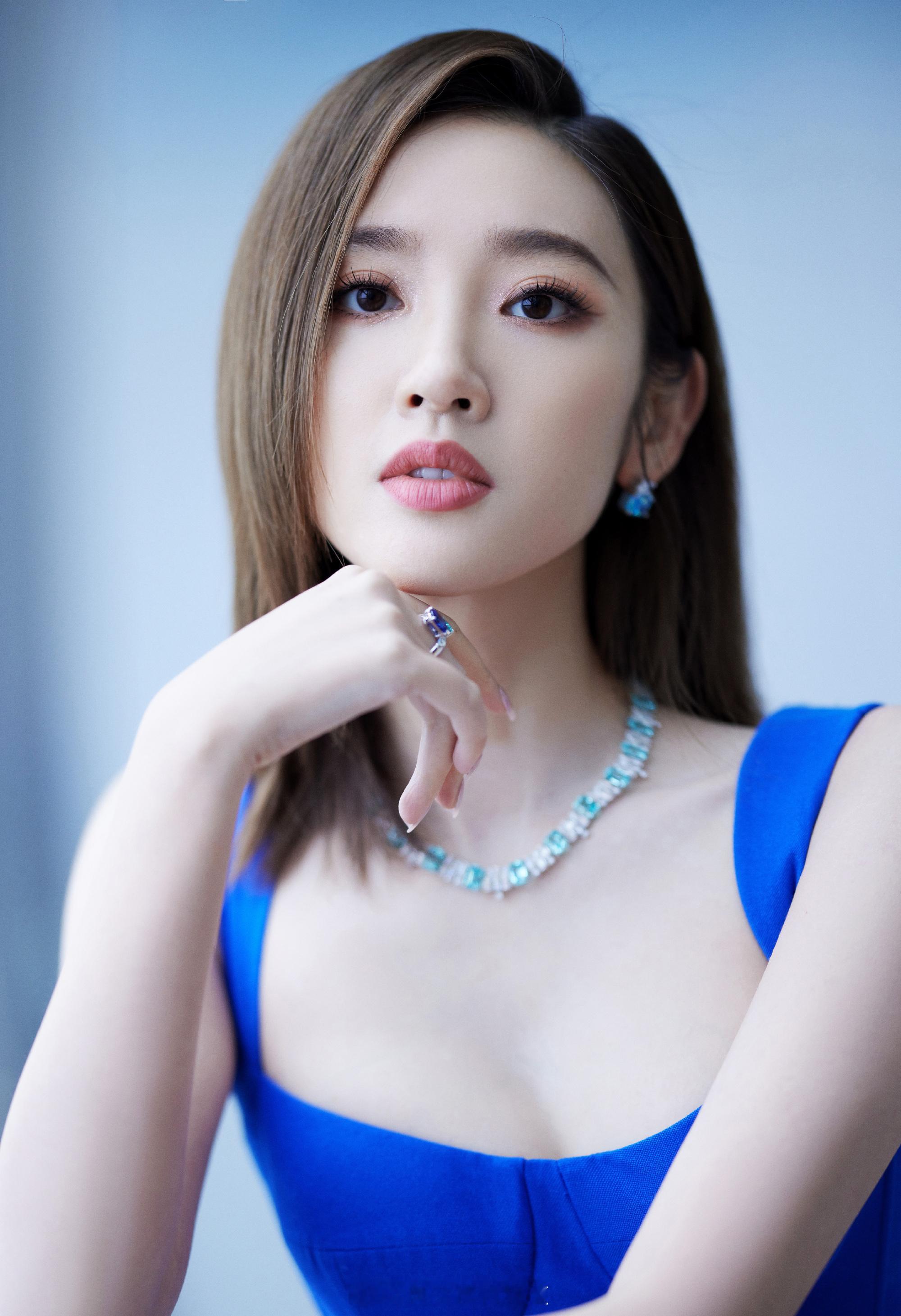 唐艺昕一抹湛蓝 