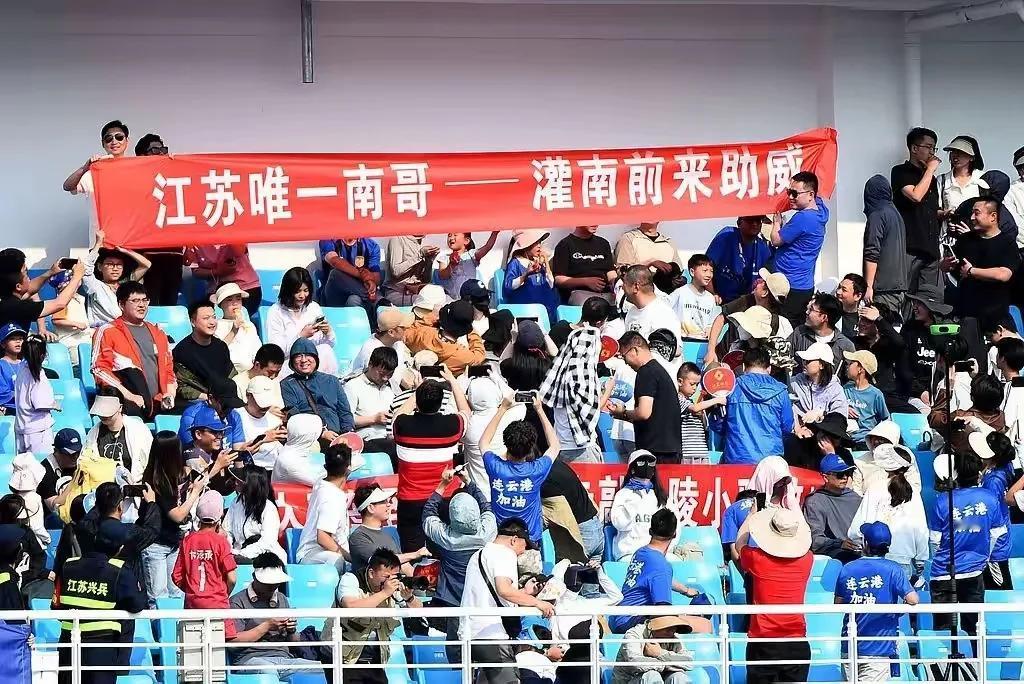 苏超”爆火，热梗满天飞，为什么全国人民都爱看江苏“内斗”？

这是真正的江苏人做