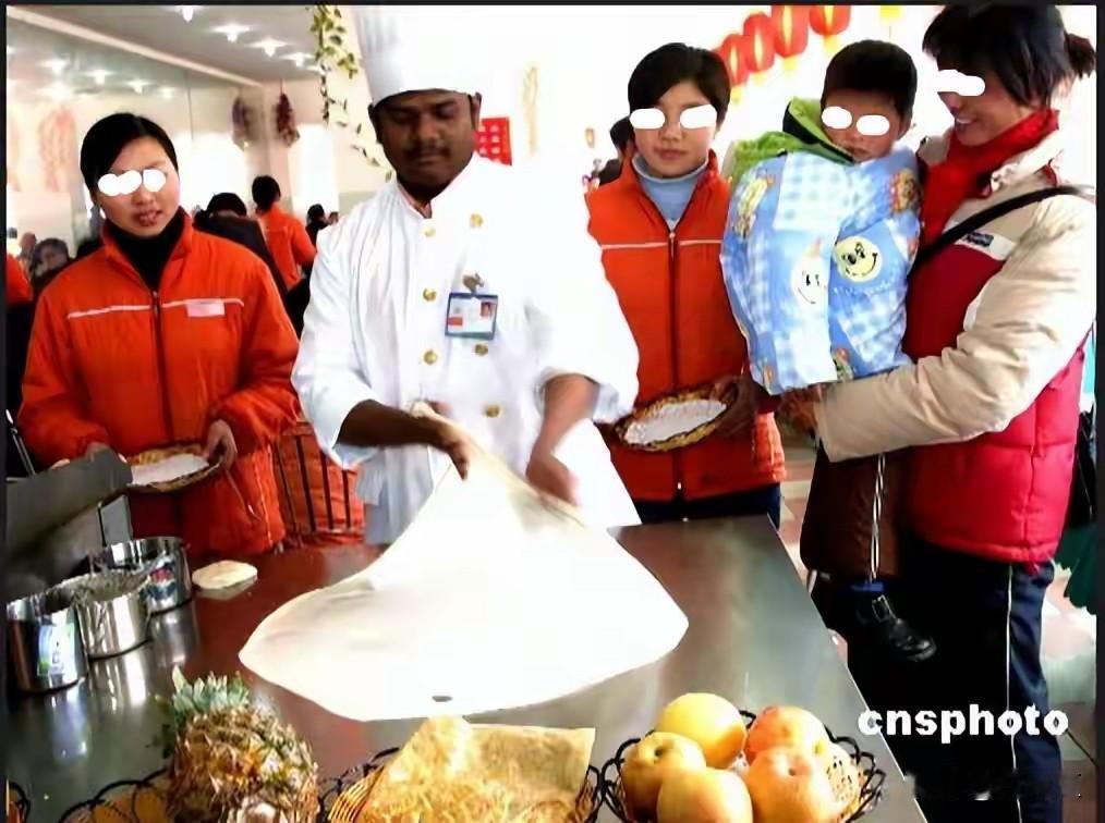 头条上近期涌现很多印度人来华开餐厅的帖子，据说重庆有位印度人从路边摊开始卖印度飞