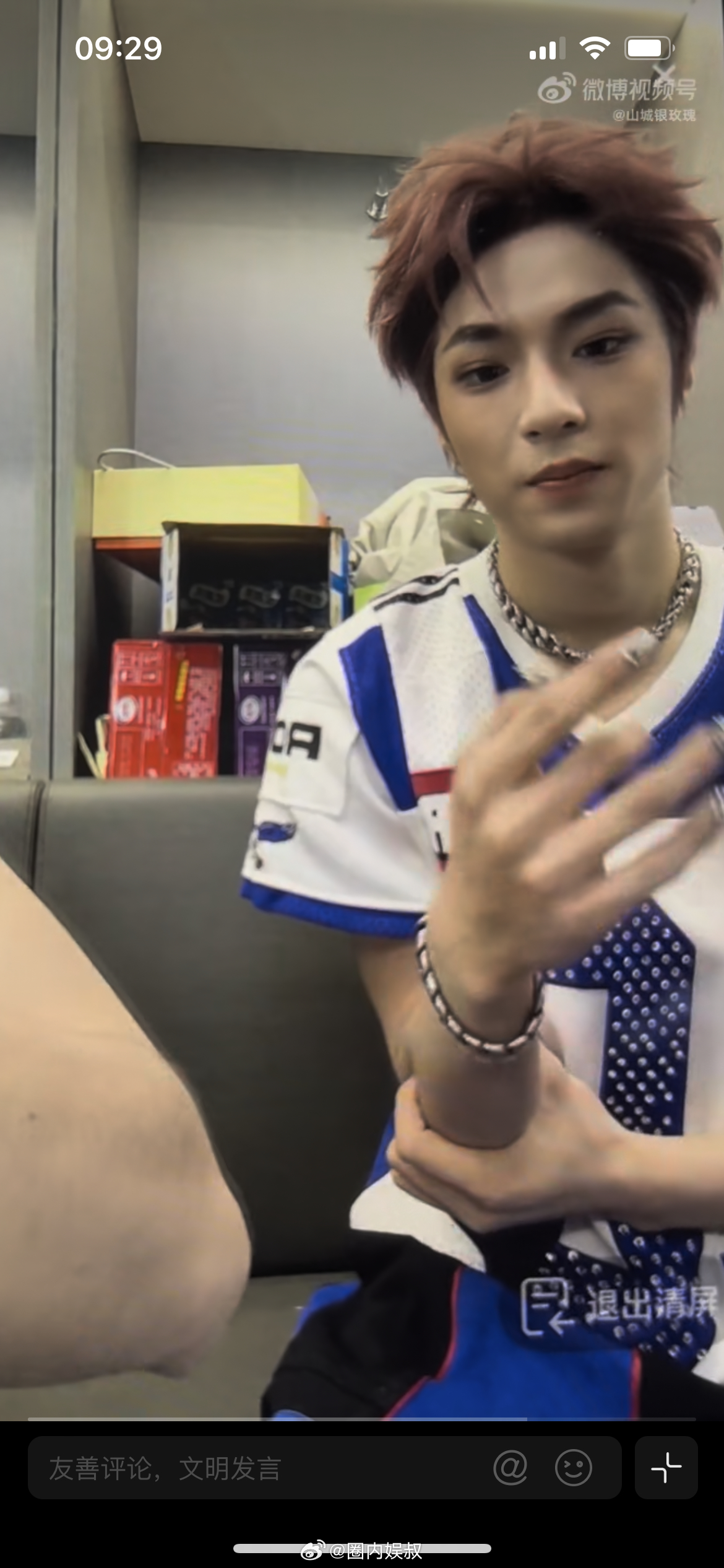刘耀文秀美甲正确方式， 从偷偷藏起指尖，到坦然大方展示，刘耀文示范了秀美甲最好的