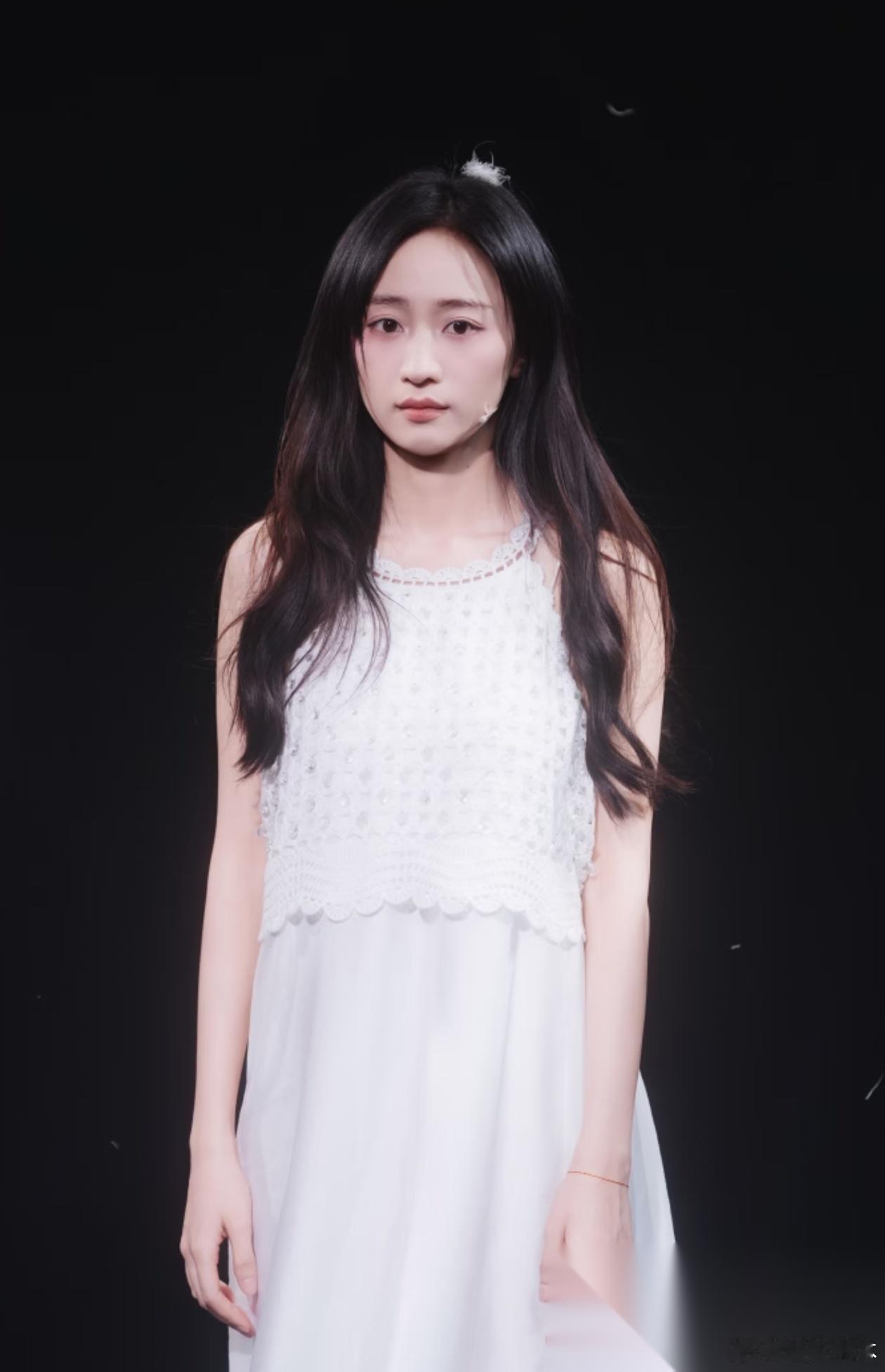 《万花世界》明明开机就官宣过完整演员阵容，还是闹起黄婷婷、何宣林的换角撕逼大戏。